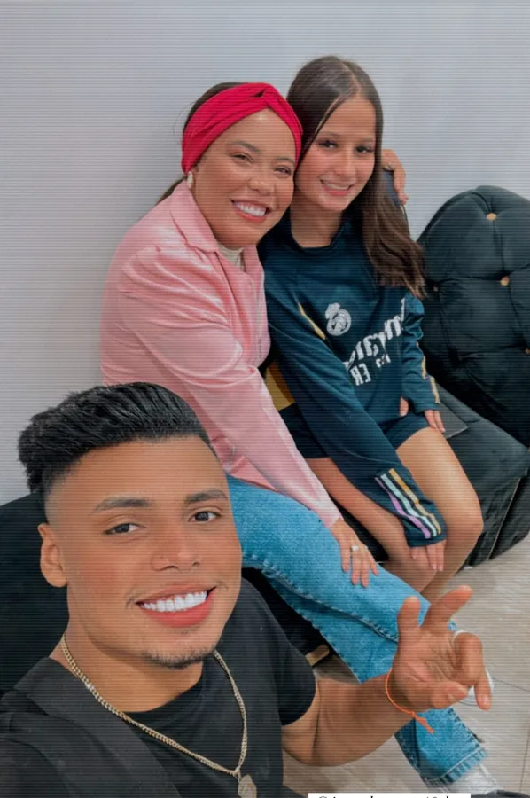 Dra. Talita com pacientes no consultório